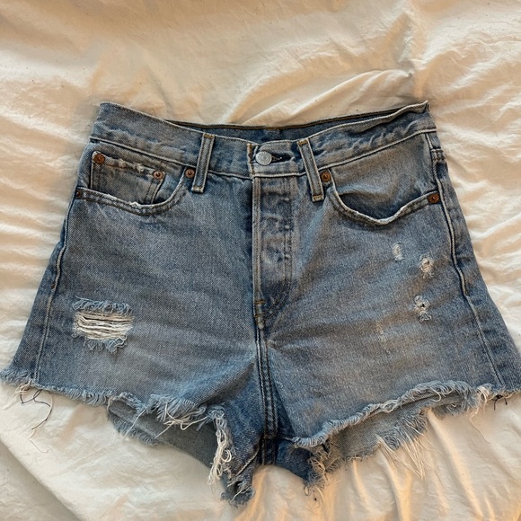 Levi’s Denim Short - Picture 2 of 4